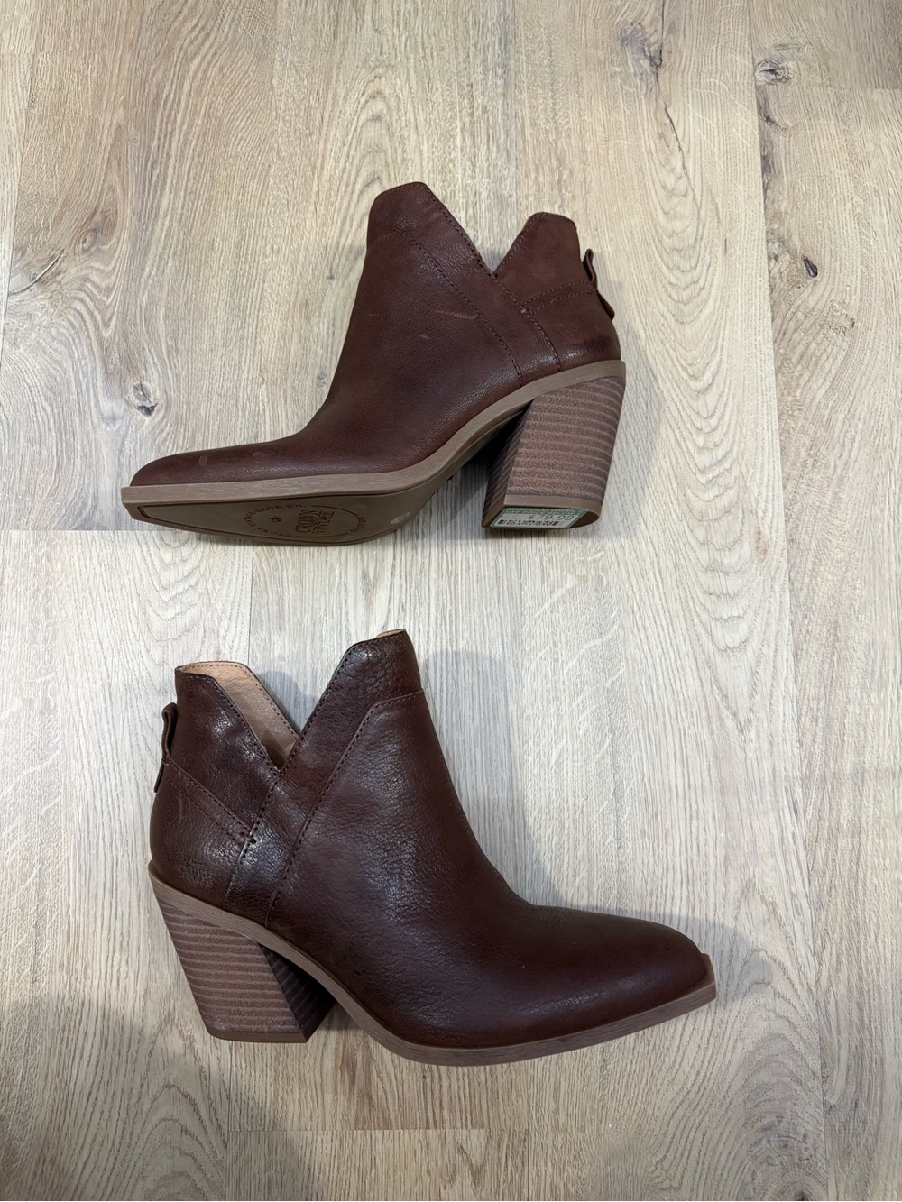 NWT Crown Vintage Dark Brown Leather V-Cut Ankle Booties